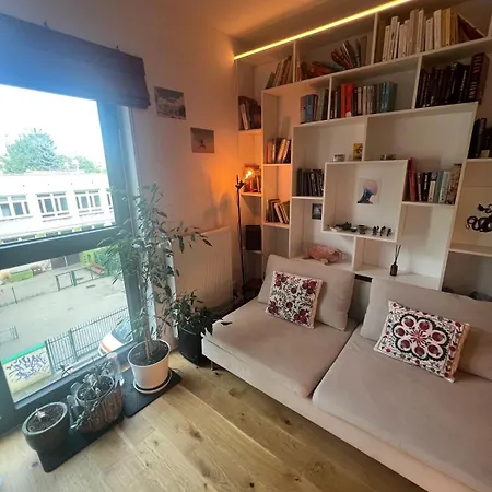 Apartment Center, Neighbourhood